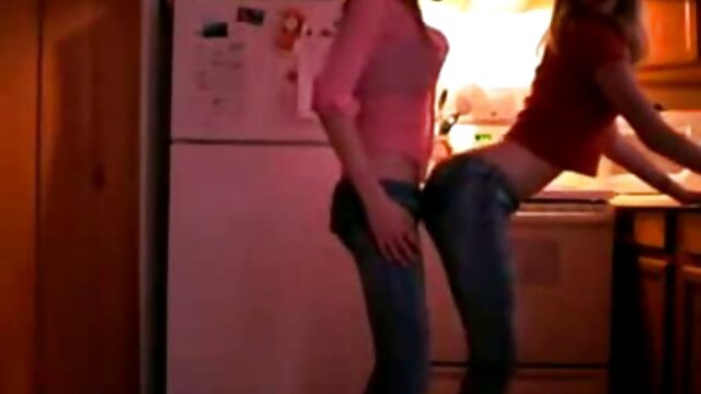 Pilem kualitas :  Senhora de cabelo preto com peitos grandes e redondos dando um boquete perfeito Seksi panas porno 