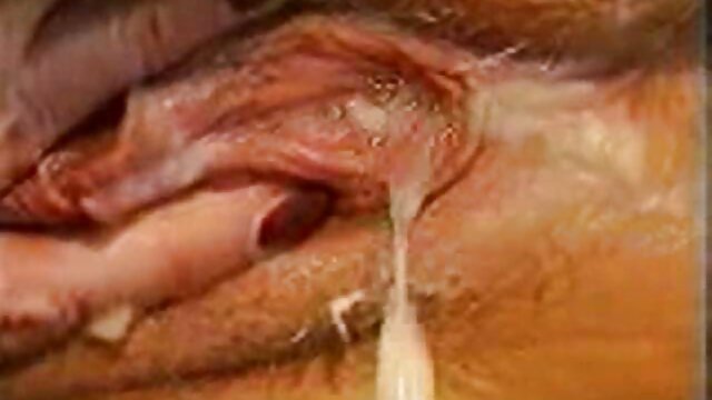 Pilem kualitas :  Morena com piercing nomer mamilos usa um consolo para mostrar suas habilidades orais Seksi panas porno 