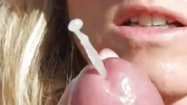 Pilem kualitas :  Si rambut coklat tia Cyrus enjoys a pecker kandel Seksi panas porno 