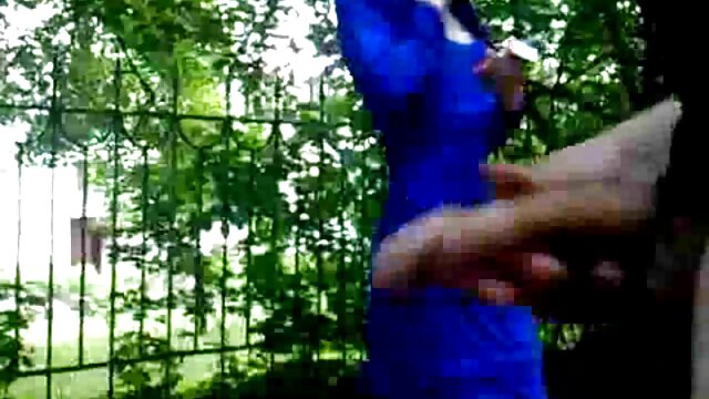 Pilem kualitas :  Grupo de mulheres faz um lanche saboroso e começa a comê-lo em um frenesi Seksi panas porno 